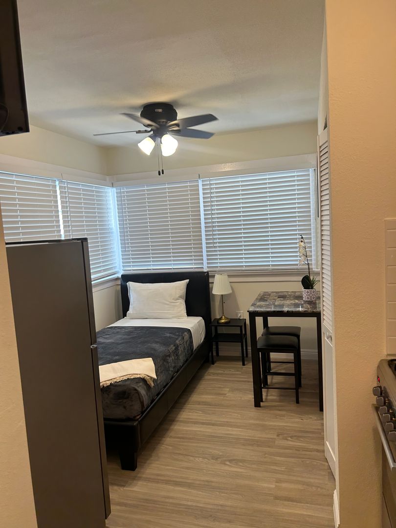 Los Angeles Apartment: 1732 N Wilton Place