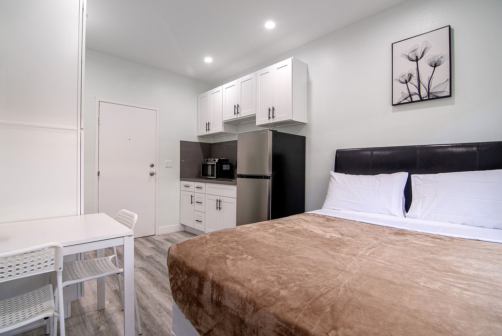 Los Angeles Apartment: 2221 Michigan Avenue