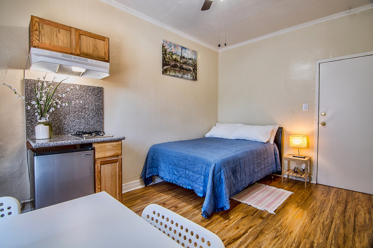 Los Angeles Apartment: 907 W. 17th St.