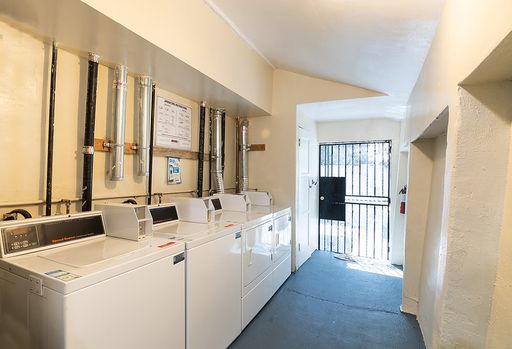 Fully Furnished Studio / 1 Bath Available! – photo 1