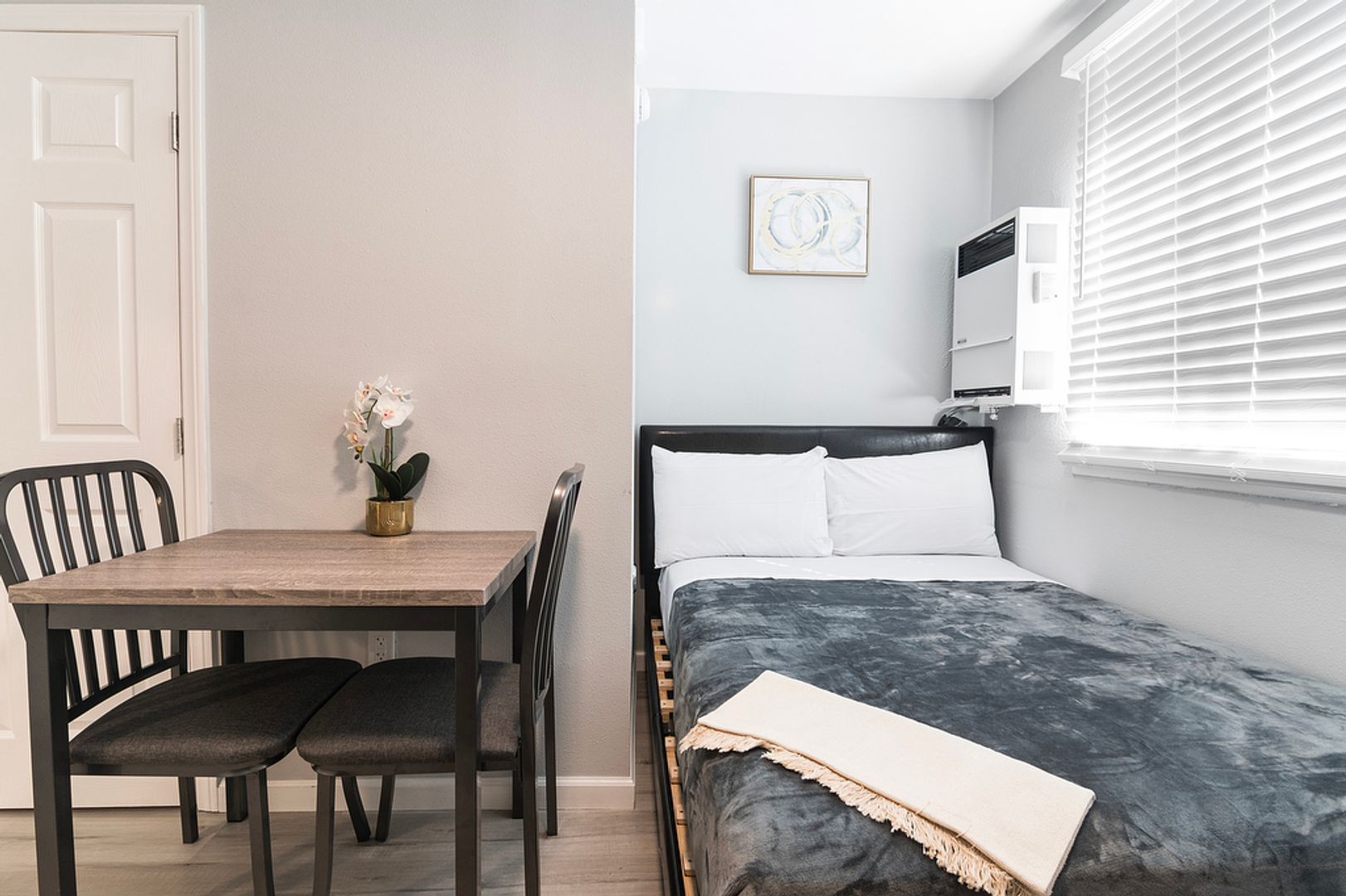 Los Angeles Apartment: 1864 Cordova Street