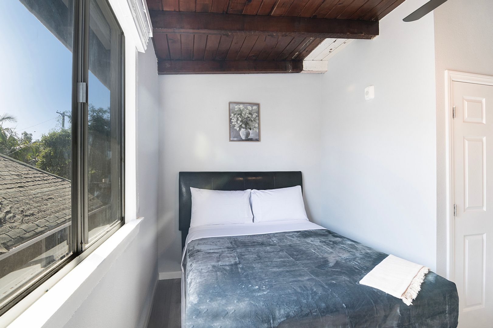 Los Angeles Apartment: 1864 Cordova Street