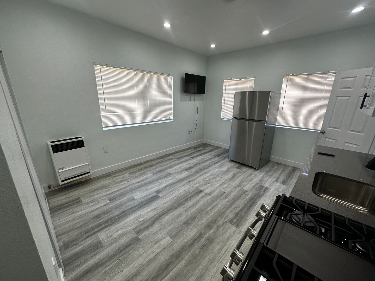 Los Angeles Apartment: 2221 Michigan Avenue