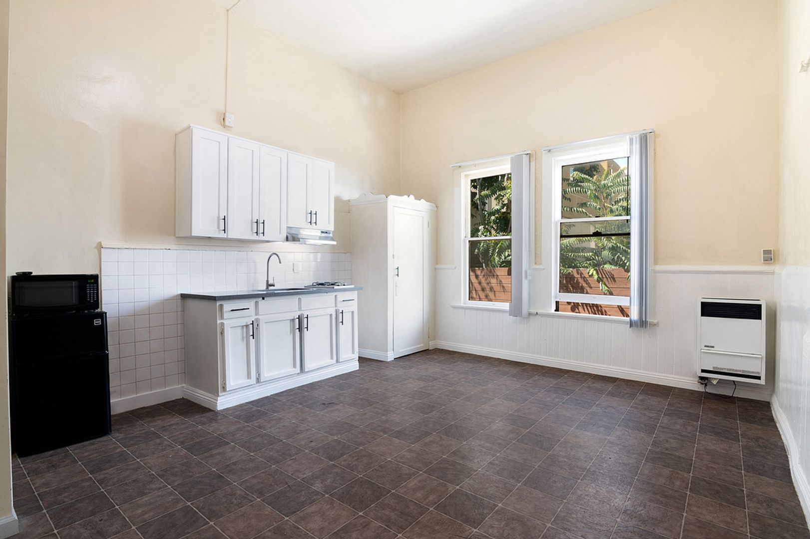 Los Angeles Apartment: 131 S Boyle Avenue