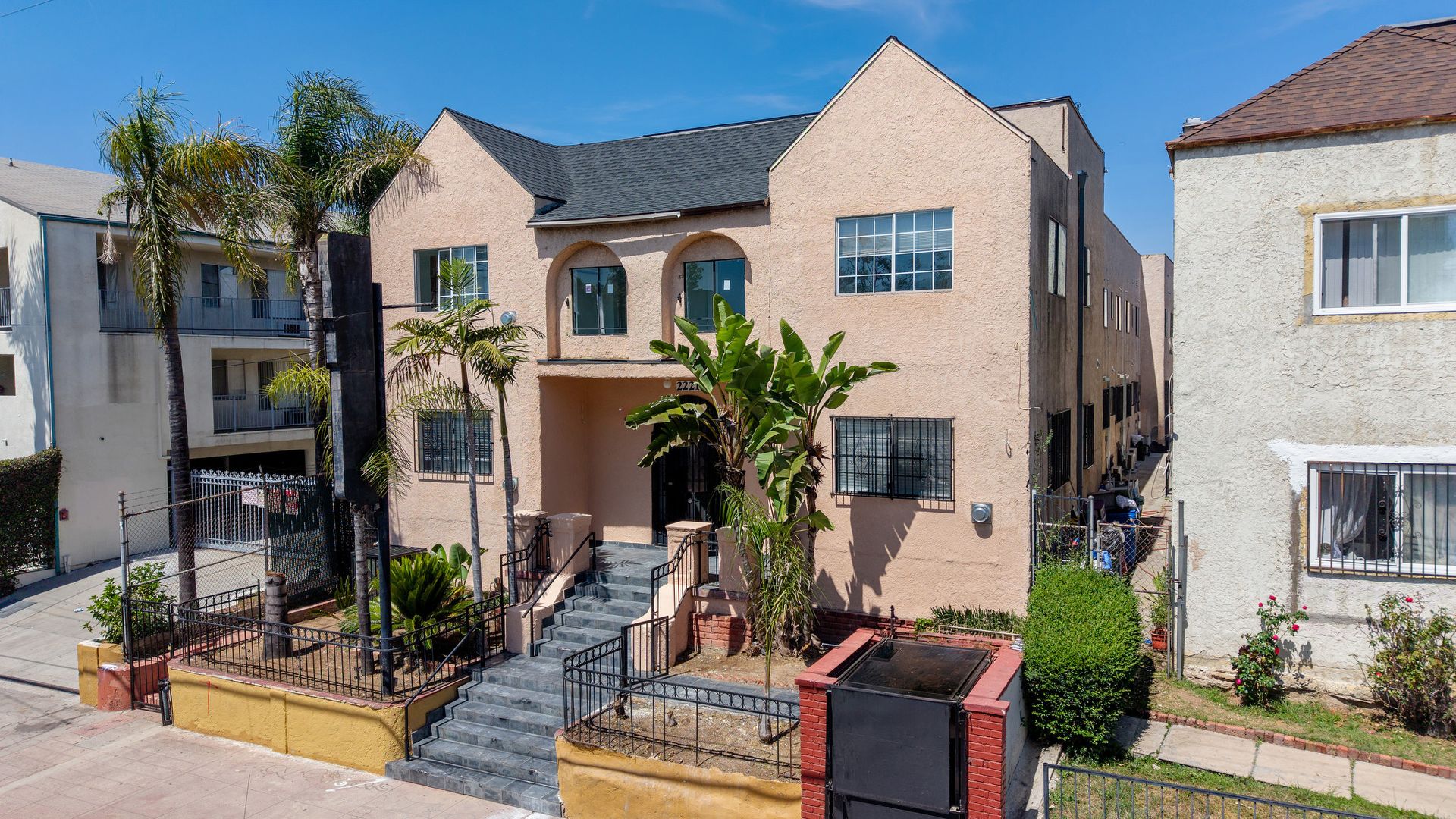 Los Angeles Apartment: 2221 Michigan Avenue