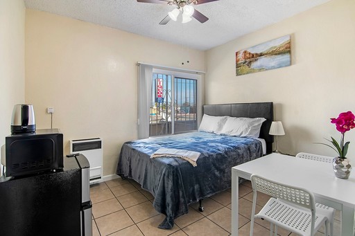 Fully Furnished / 1 Bath Available Now! – photo 1