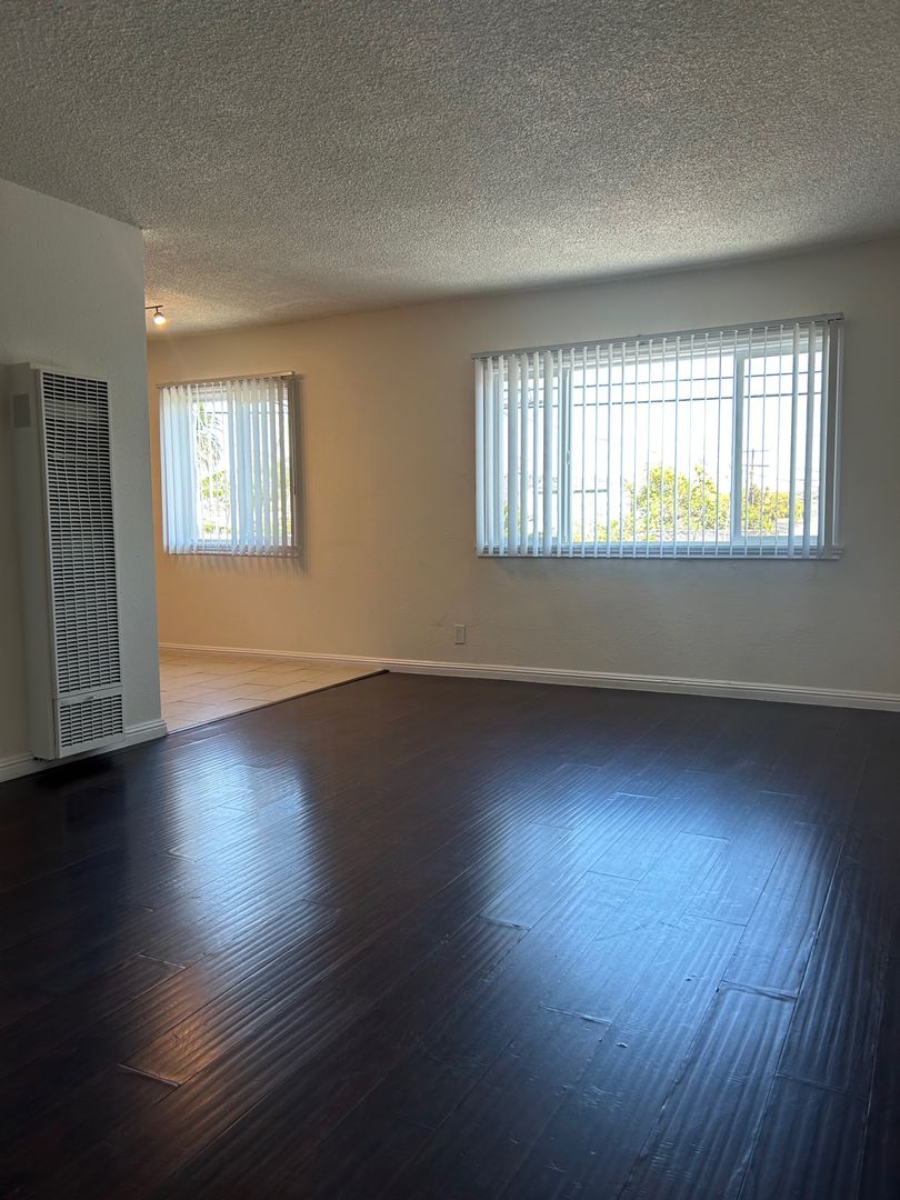 Los Angeles Apartment: 10520 S Figueroa Street