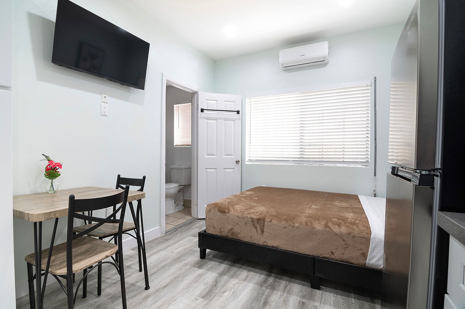 Los Angeles Apartment: 2221 Michigan Avenue