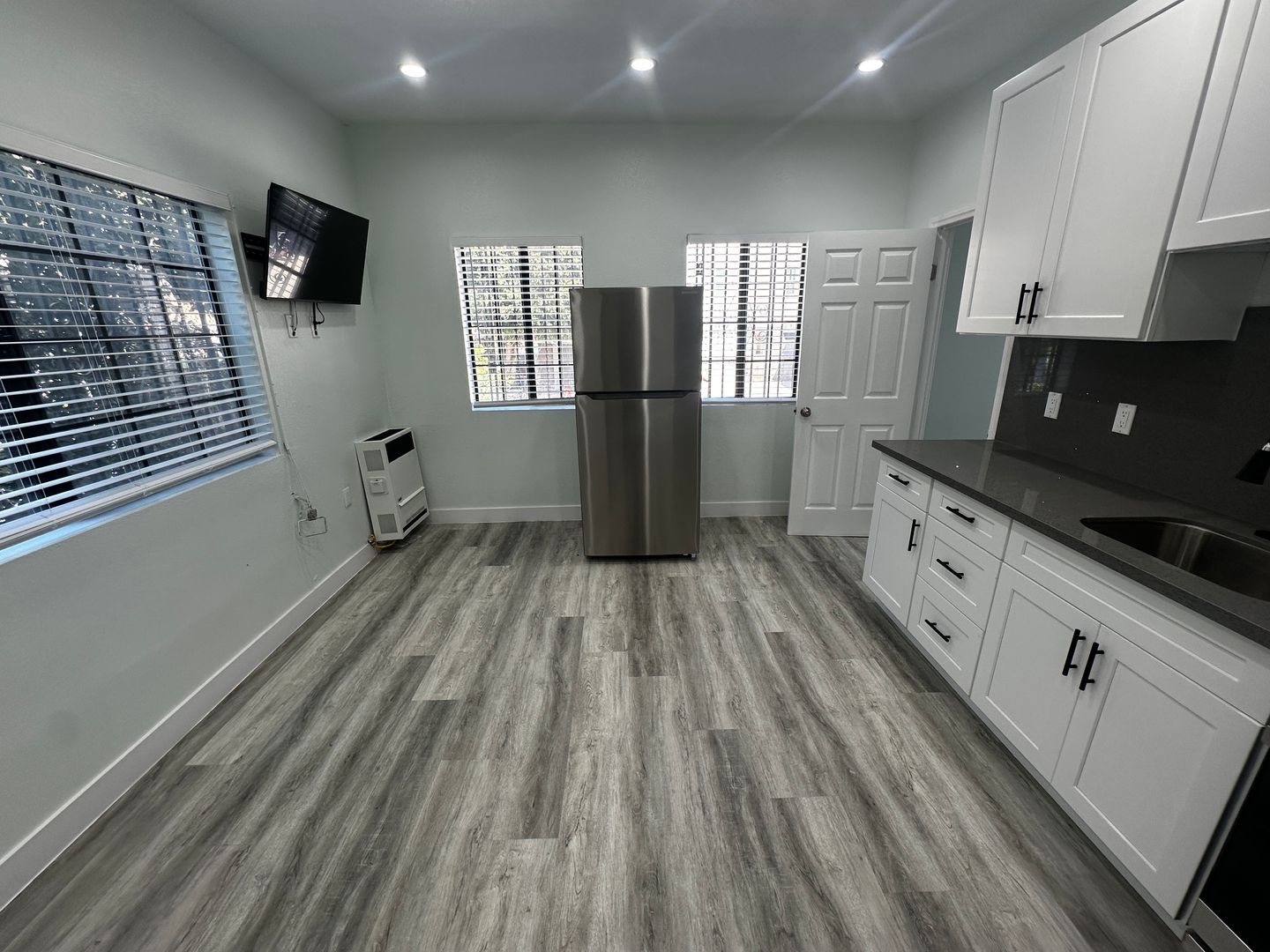 Los Angeles Apartment: 2221 Michigan Avenue