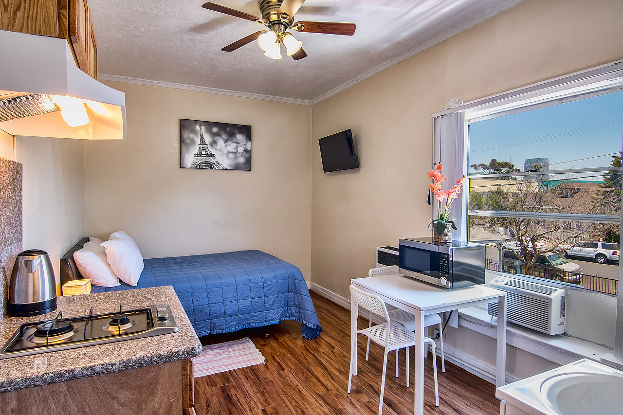 Los Angeles Apartment: 907 W. 17th St.