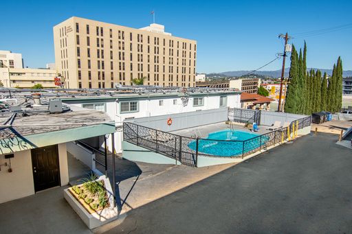 Fully Furnished Studio / 1 Bath Blocks from DTLA Available now! – photo 1