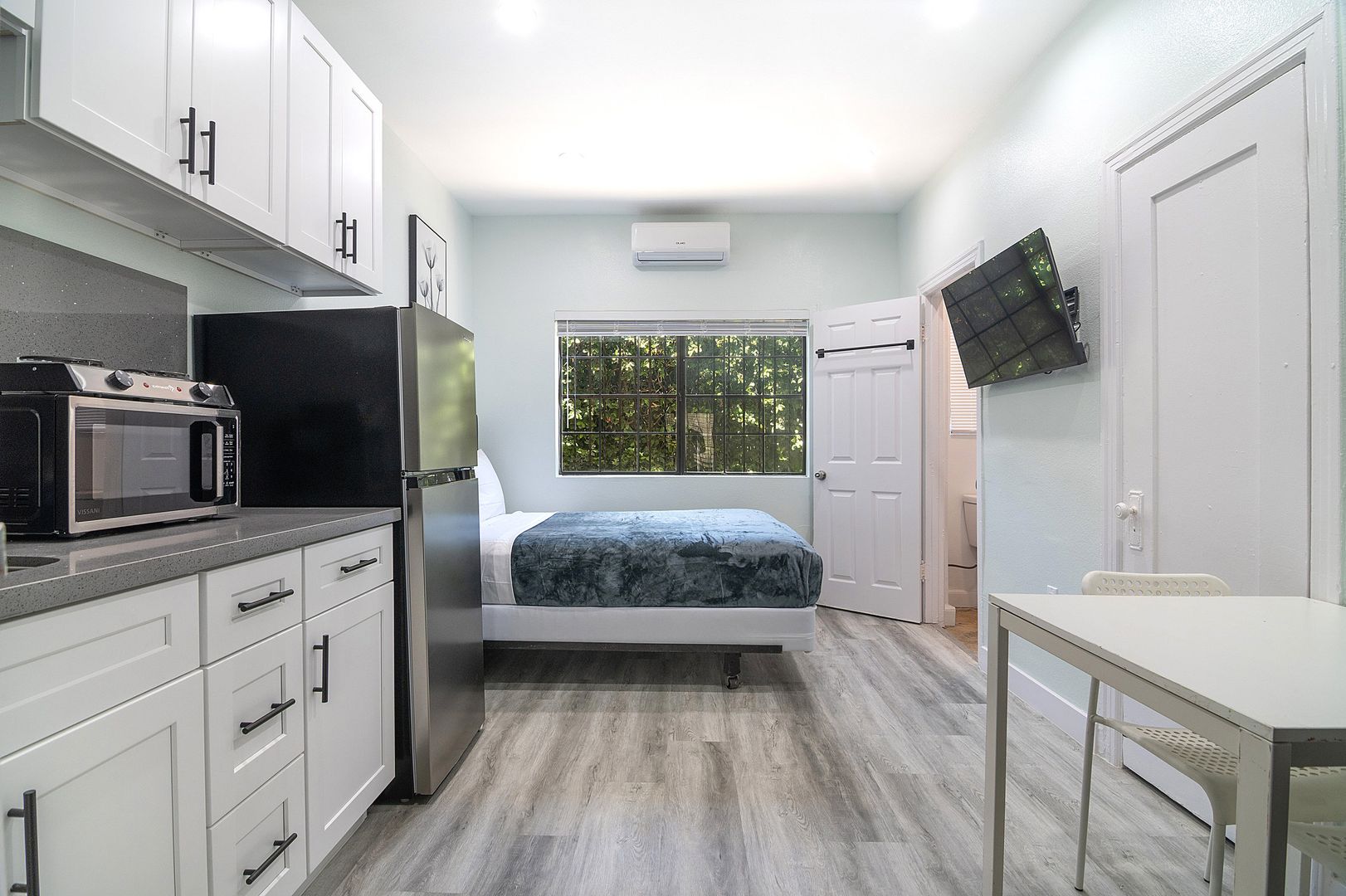 Los Angeles Apartment: 2221 Michigan Avenue