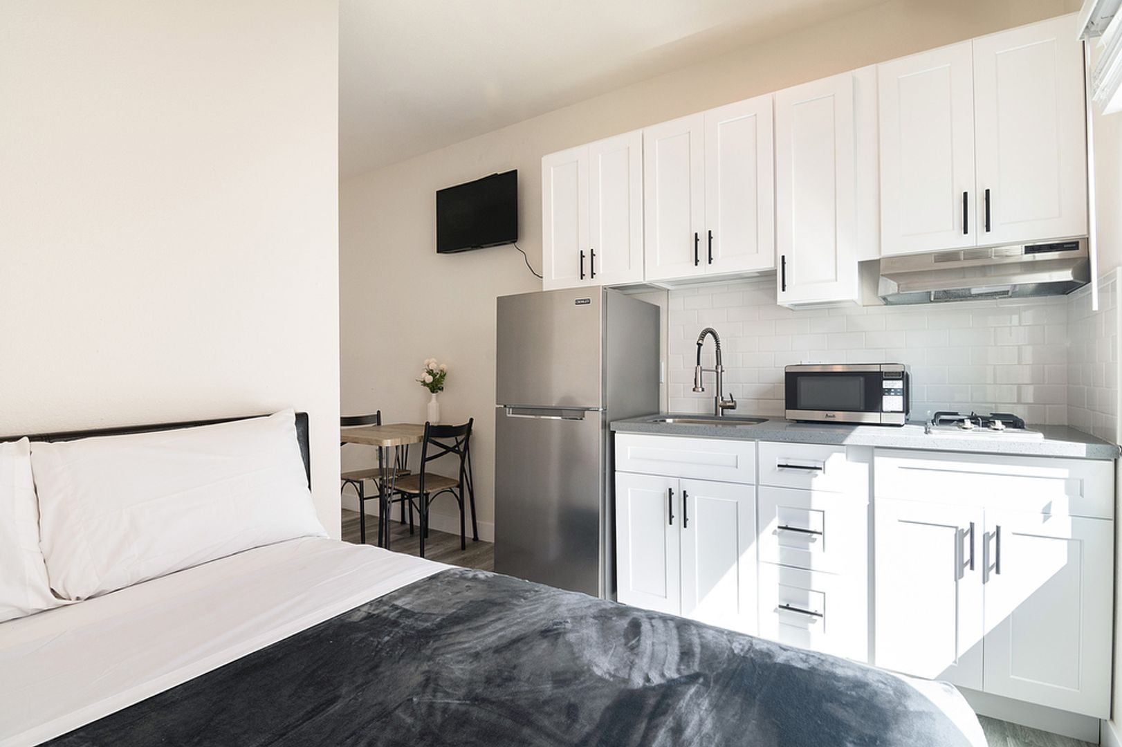 Los Angeles Apartment: 440 E 27th Street