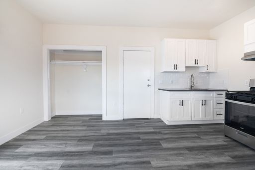 Renovated Studio Apartment w/Kitchen! – photo 1