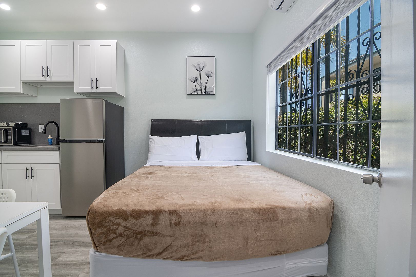 Los Angeles Apartment: 2221 Michigan Avenue