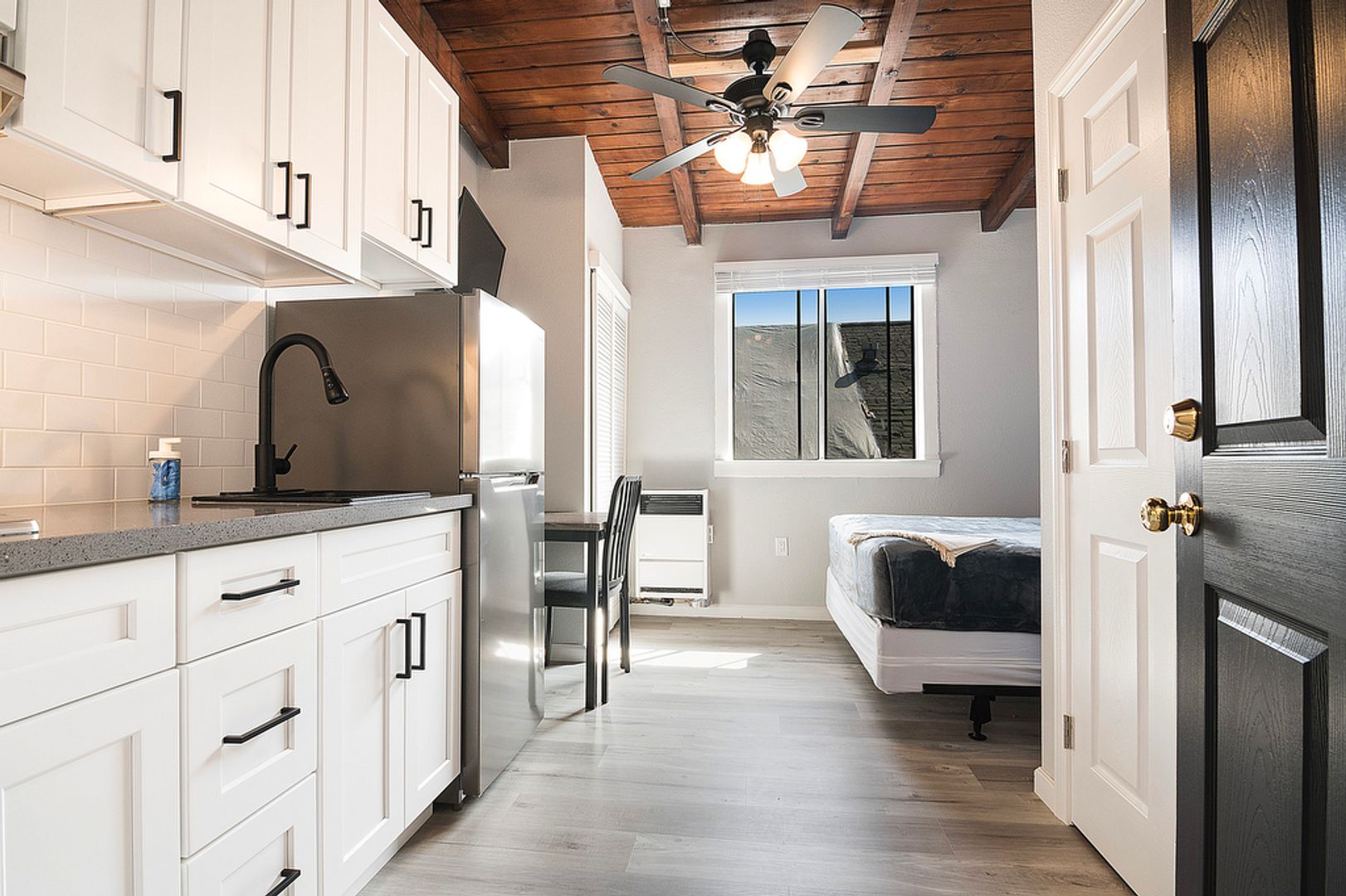 Los Angeles Apartment: 1864 Cordova Street