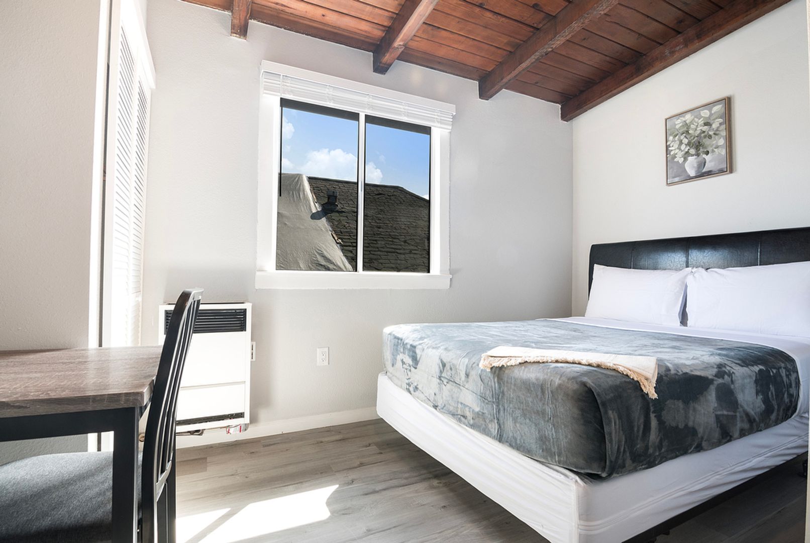Los Angeles Apartment: 1864 Cordova Street