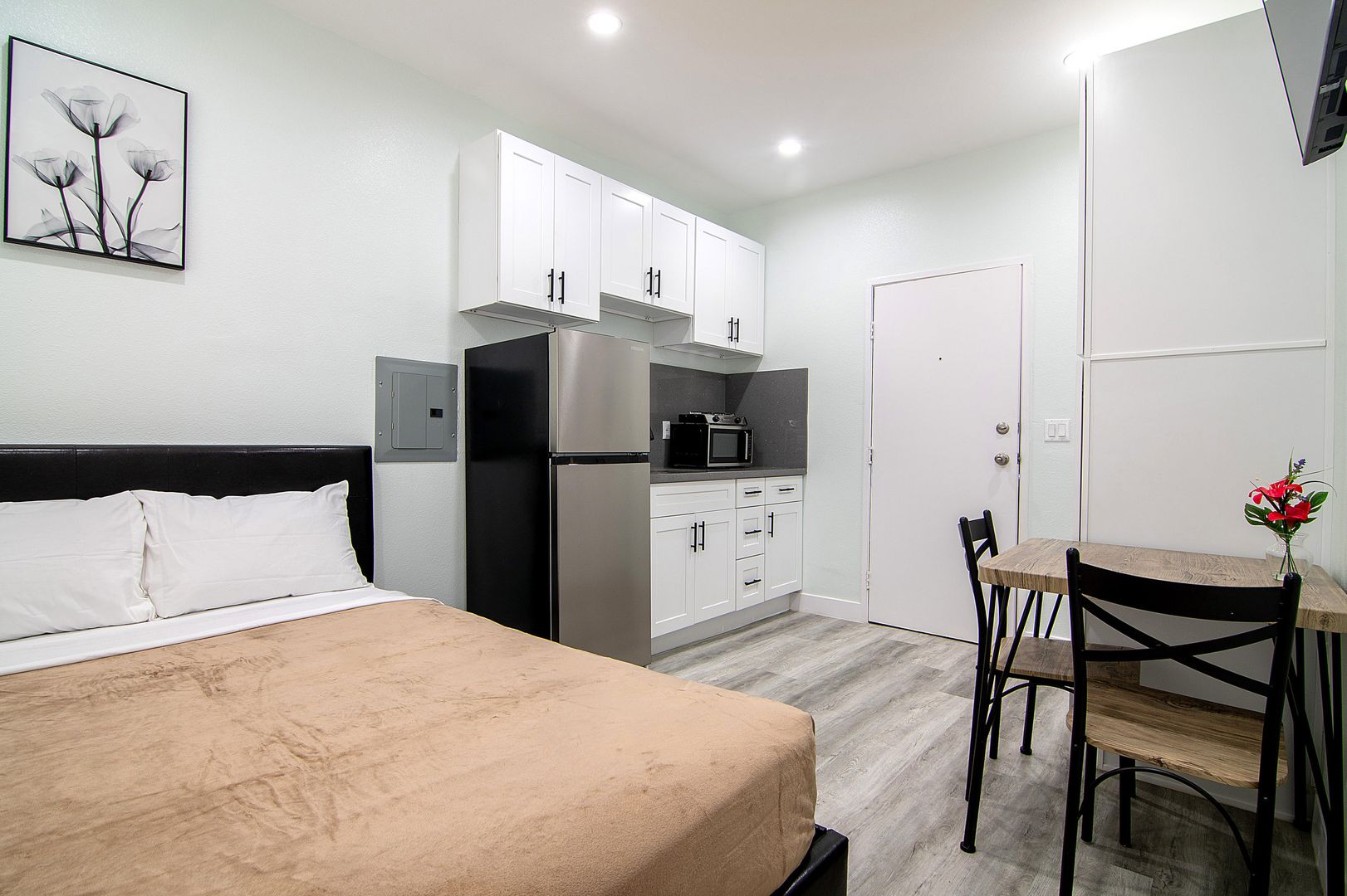 Los Angeles Apartment: 2221 Michigan Avenue