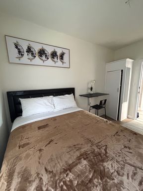 Studio for Rent/Shared community showers & Restrooms