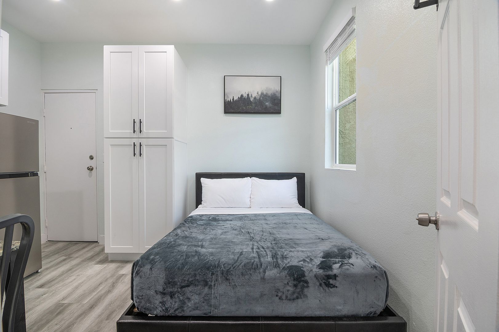 Los Angeles Apartment: 2221 Michigan Avenue