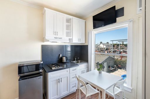 Studio 1 Bath Apartment at 907 W. 17th Street # 204, Los Angeles, CA – photo 1