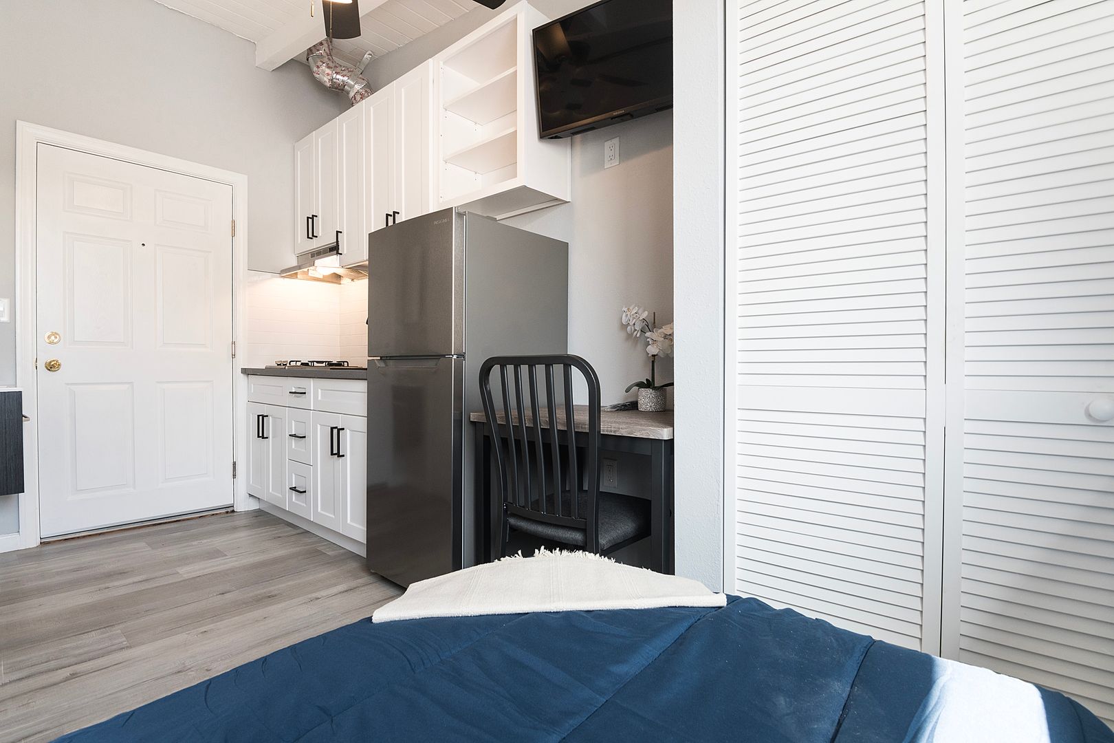 Los Angeles Apartment: 1864 Cordova Street