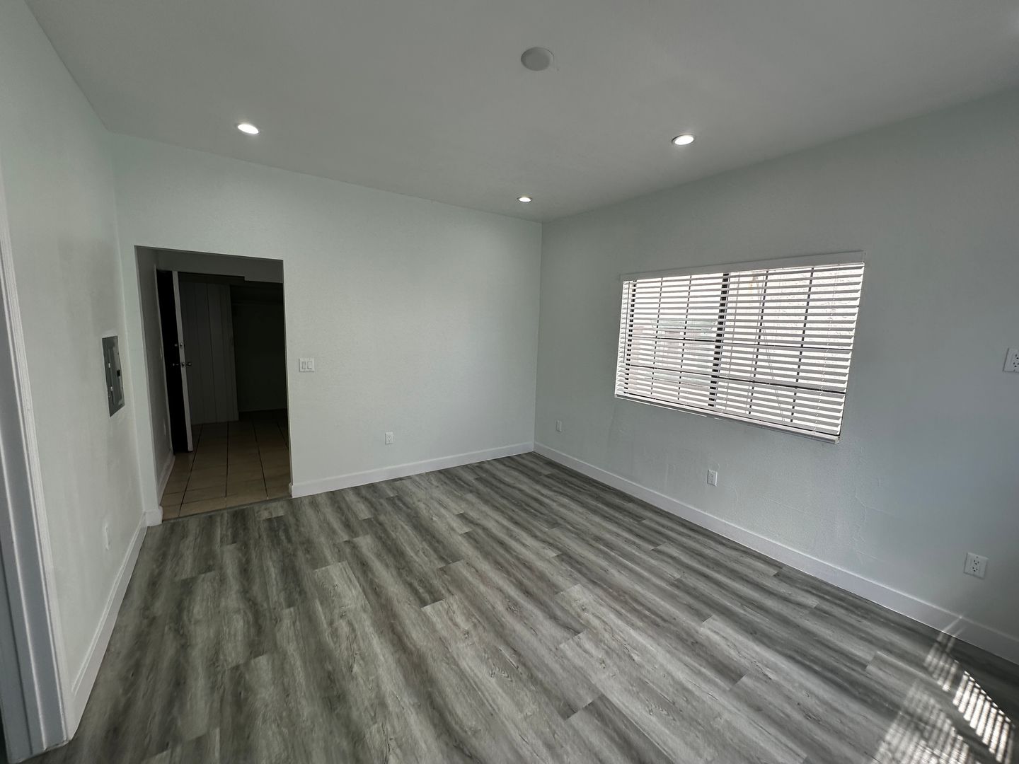 Los Angeles Apartment: 2221 Michigan Avenue
