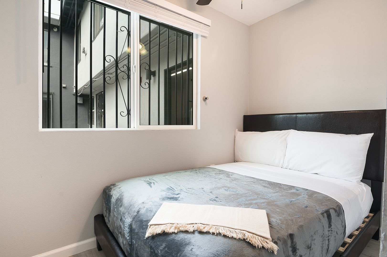 Los Angeles Apartment: 1864 Cordova Street