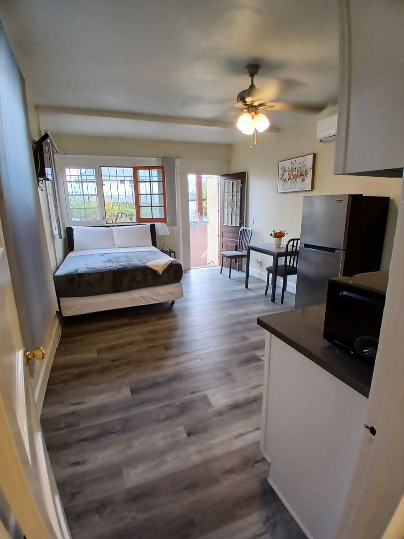 Los Angeles Apartment: 1703 Toberman Street