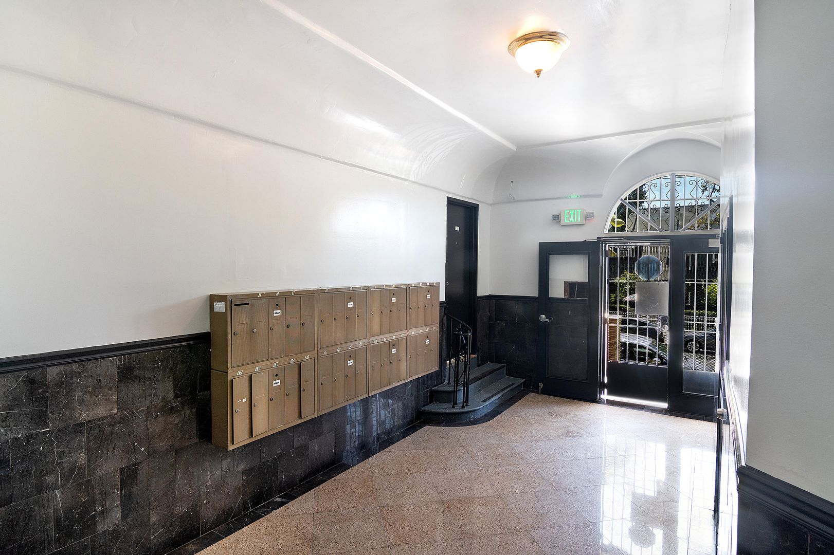 Los Angeles Apartment: 2221 Michigan Avenue