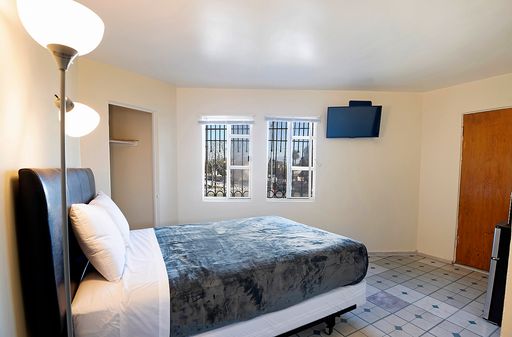 Fully Furnished Studio / 1 Bath Available! – photo 1