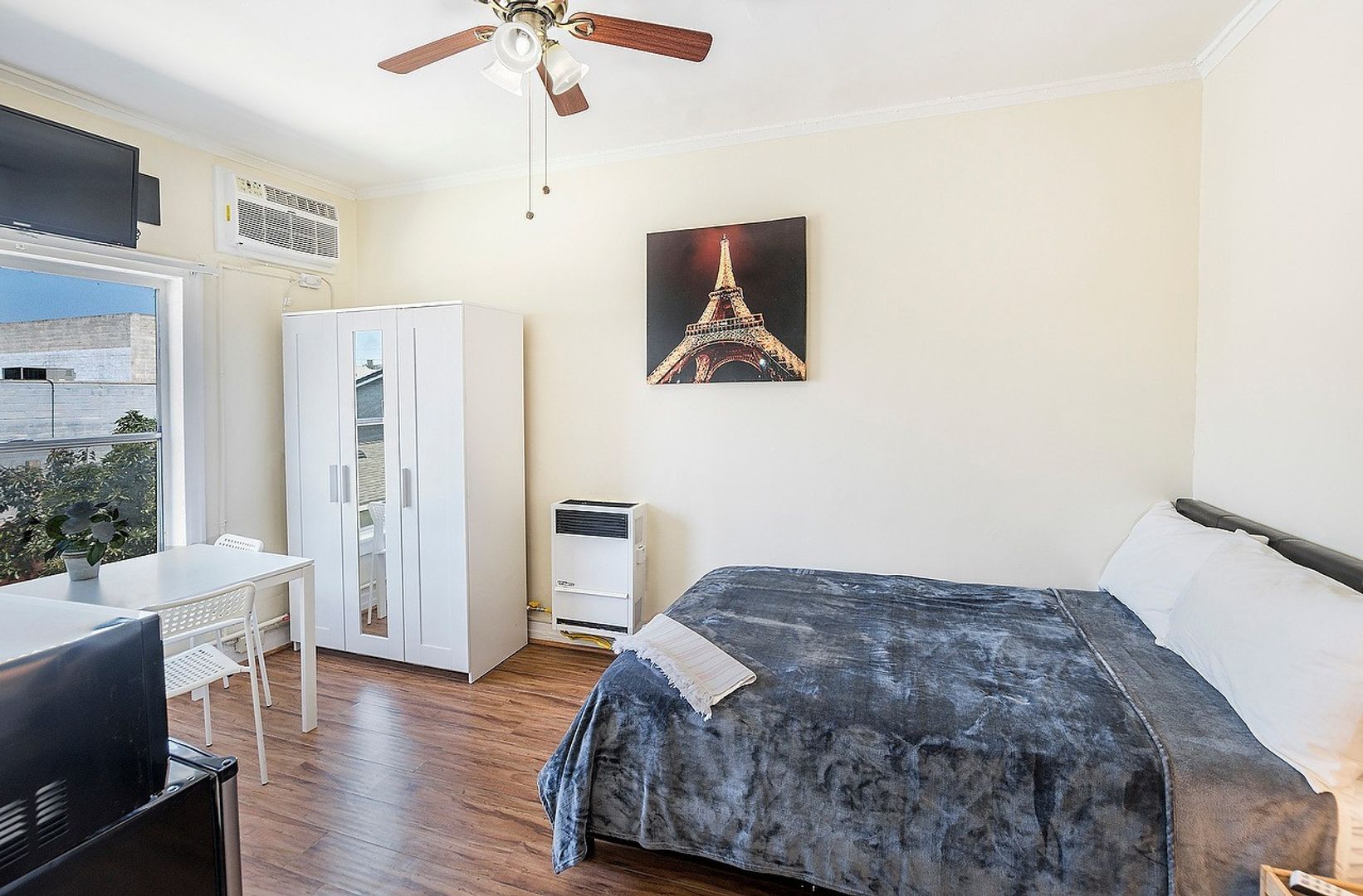 Los Angeles Apartment: 907 W. 17th St.