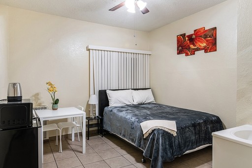 Fully Furnished Studio / 1 Bath Available Now! – photo 1