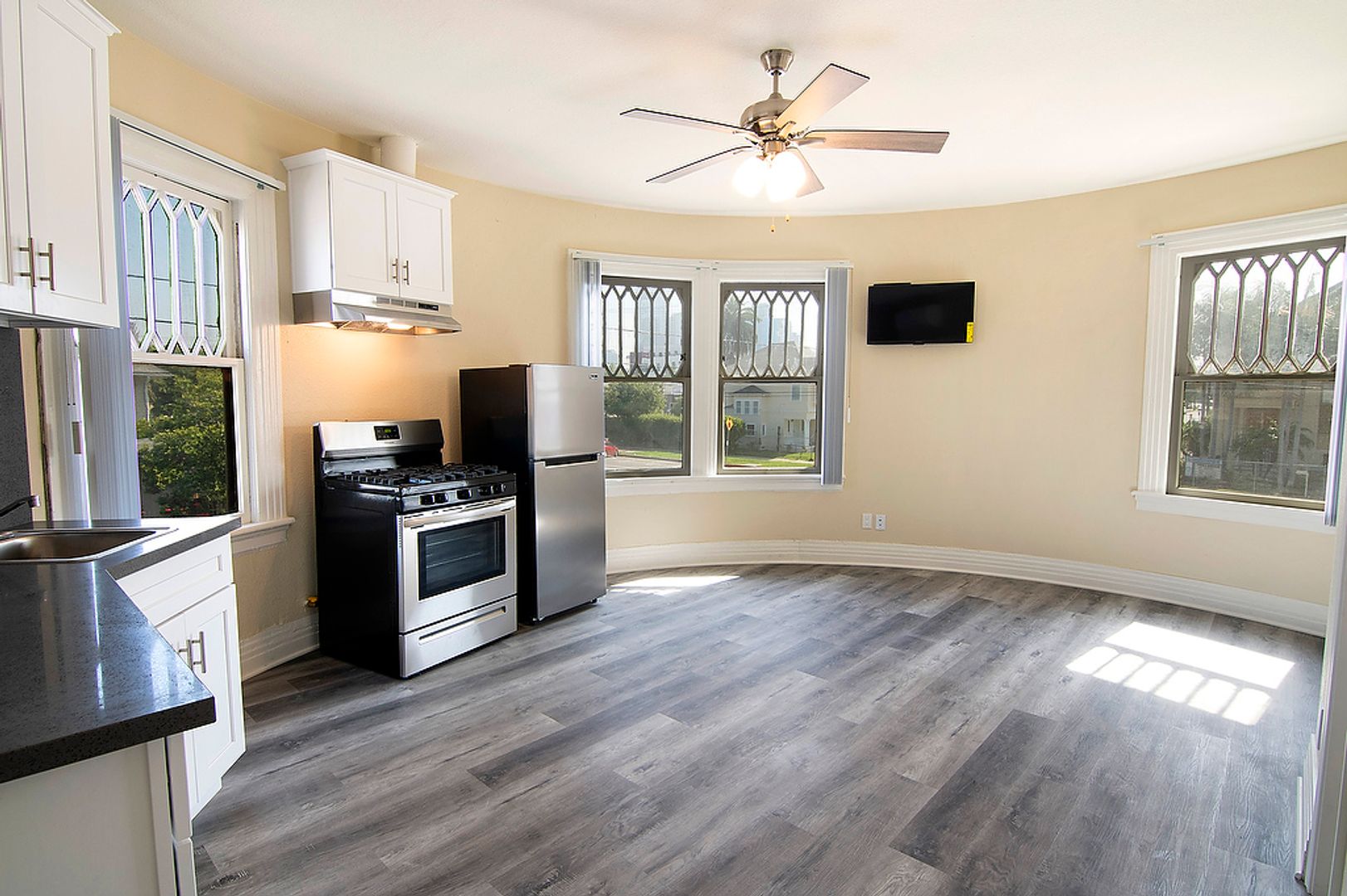 Los Angeles Apartment: 1703 Toberman Street