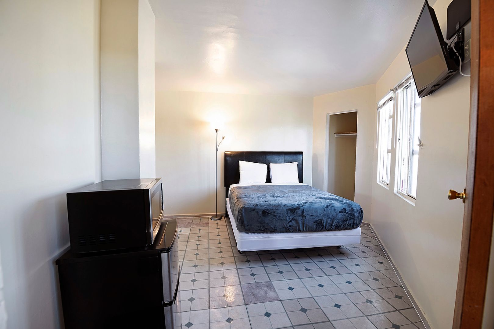 Los Angeles Apartment: 960 E Jefferson Blvd