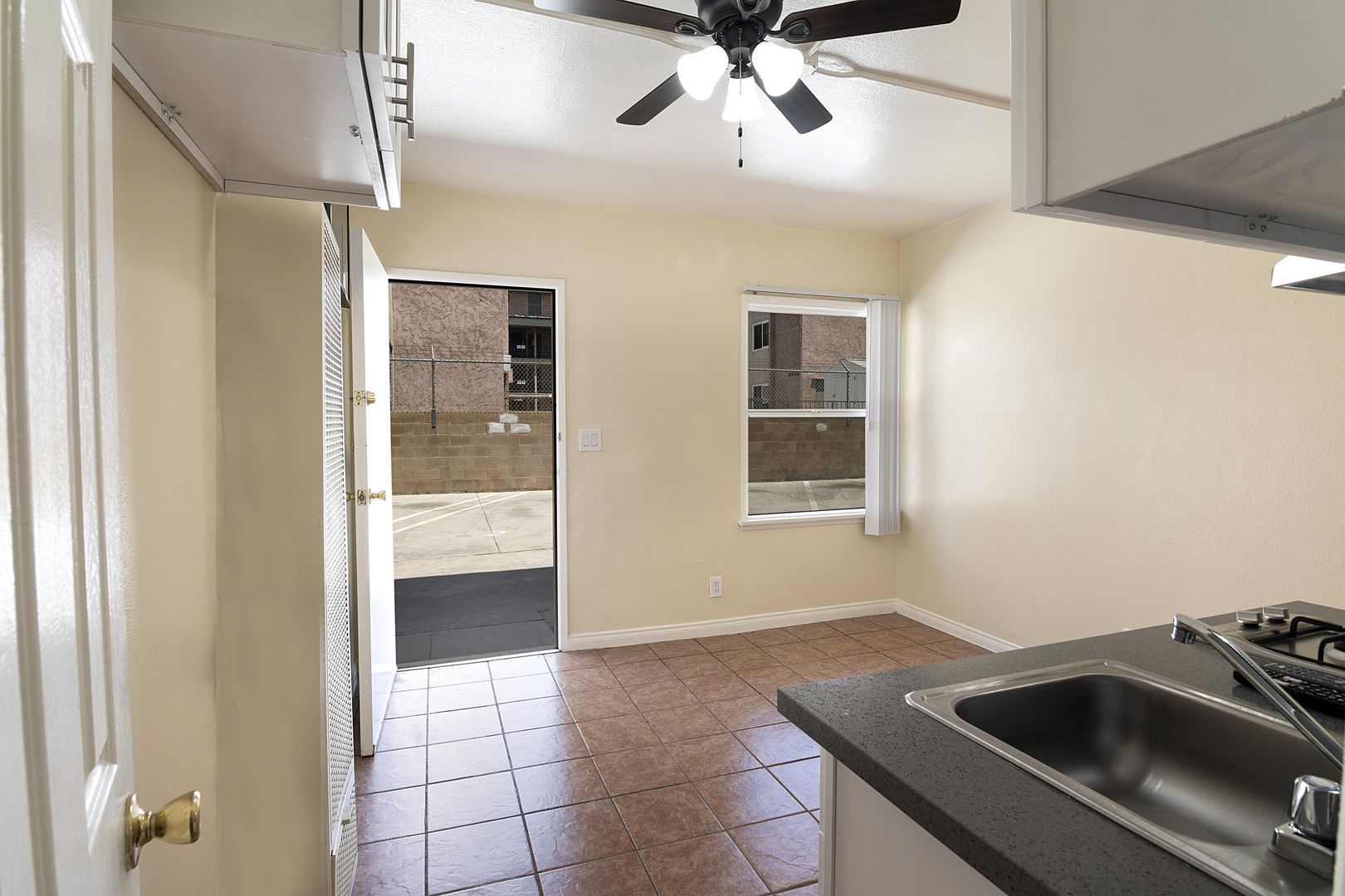 Los Angeles Apartment: 1930 S Oxford Avenue