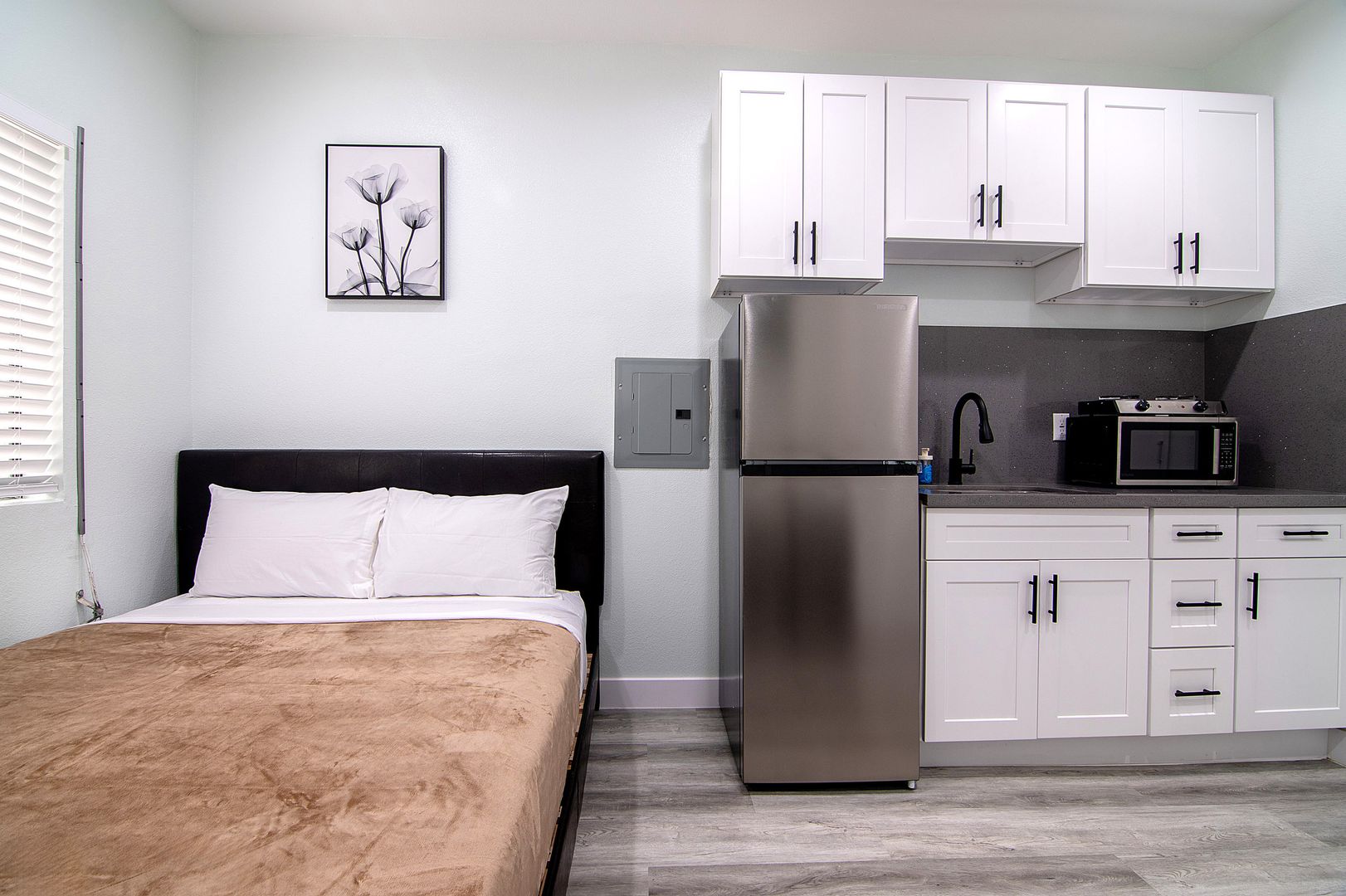 Los Angeles Apartment: 2221 Michigan Avenue