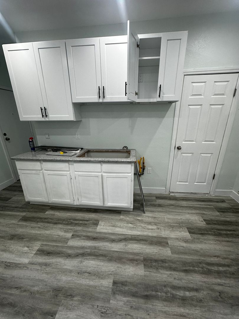 Los Angeles Apartment: 2221 Michigan Avenue
