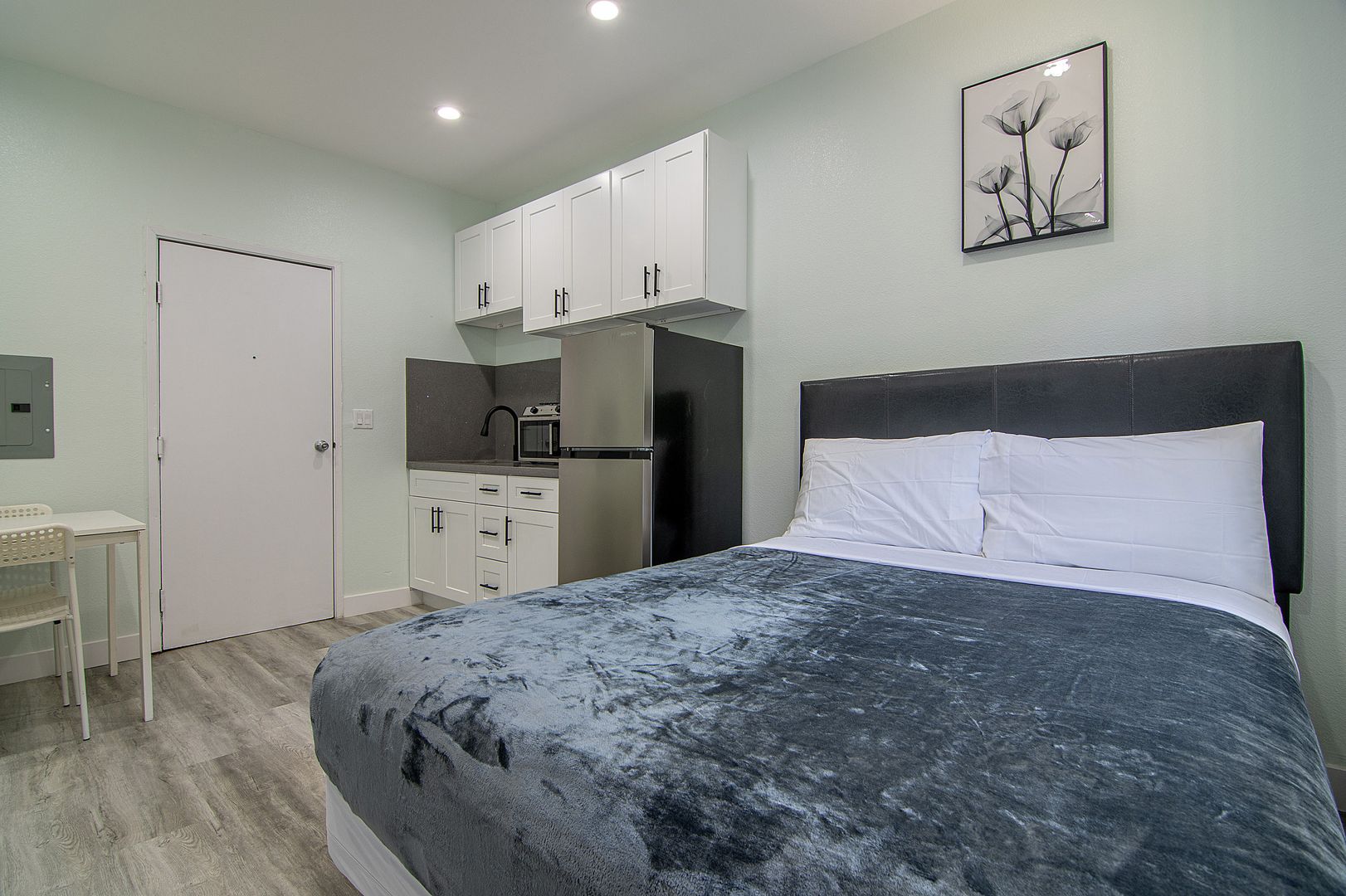 Los Angeles Apartment: 2221 Michigan Avenue