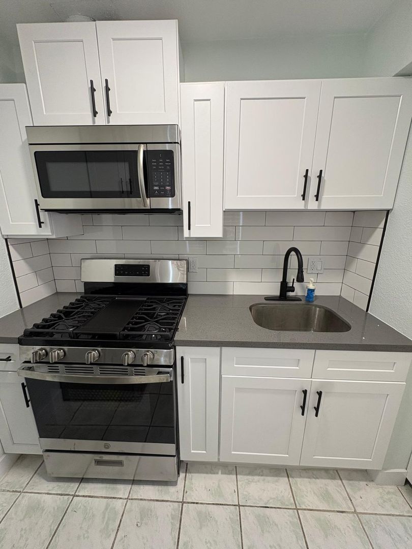Los Angeles Apartment: 1222 E 78th Street