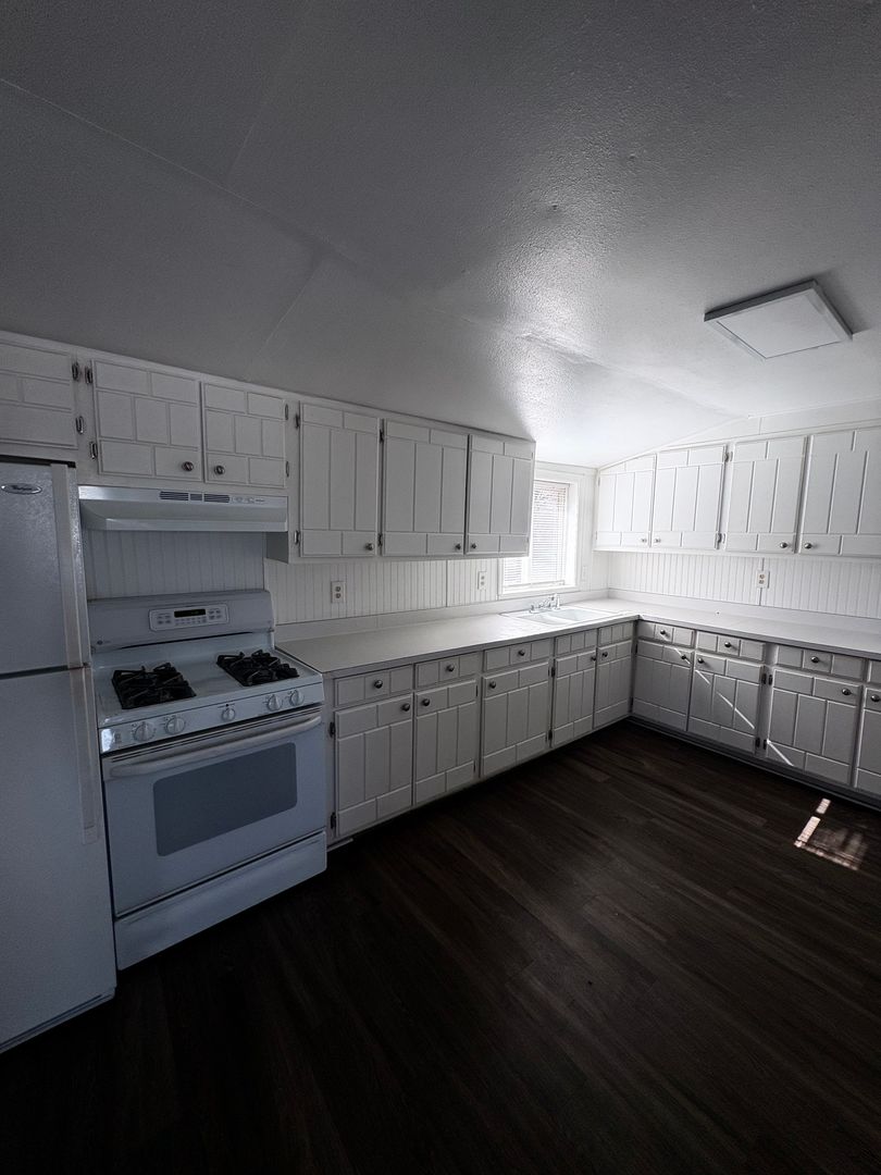 Golden Apartment: 1135 9th Street