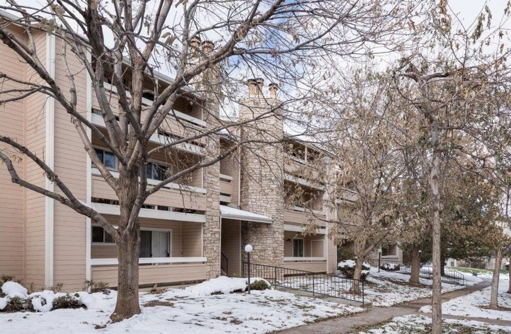 Aurora Condo: 1074 S Dearborn St #206