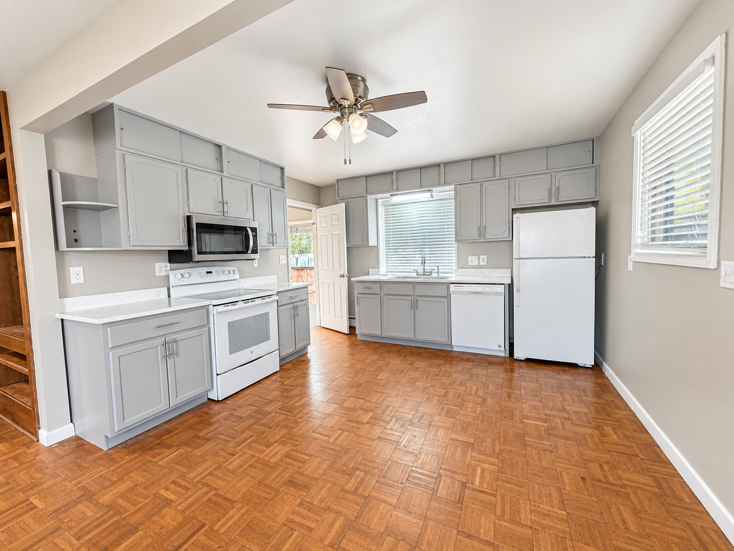 Centennial Apartment: 5730-5740 S Pennsylvania St