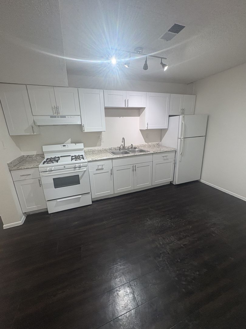 Lakewood Apartment: 1550 Kendall St