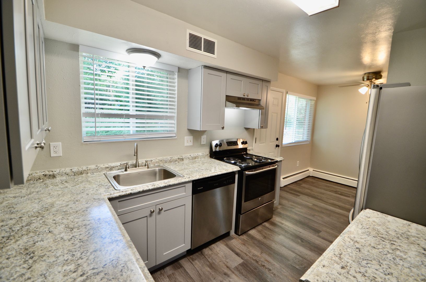 Centennial Apartment: 5705 S Pearl St