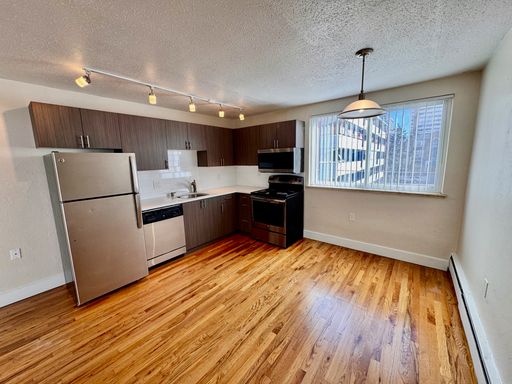 Fantastic Top-Floor 1-Bedroom / 1-Bath in Cheeseman Park! – photo 1