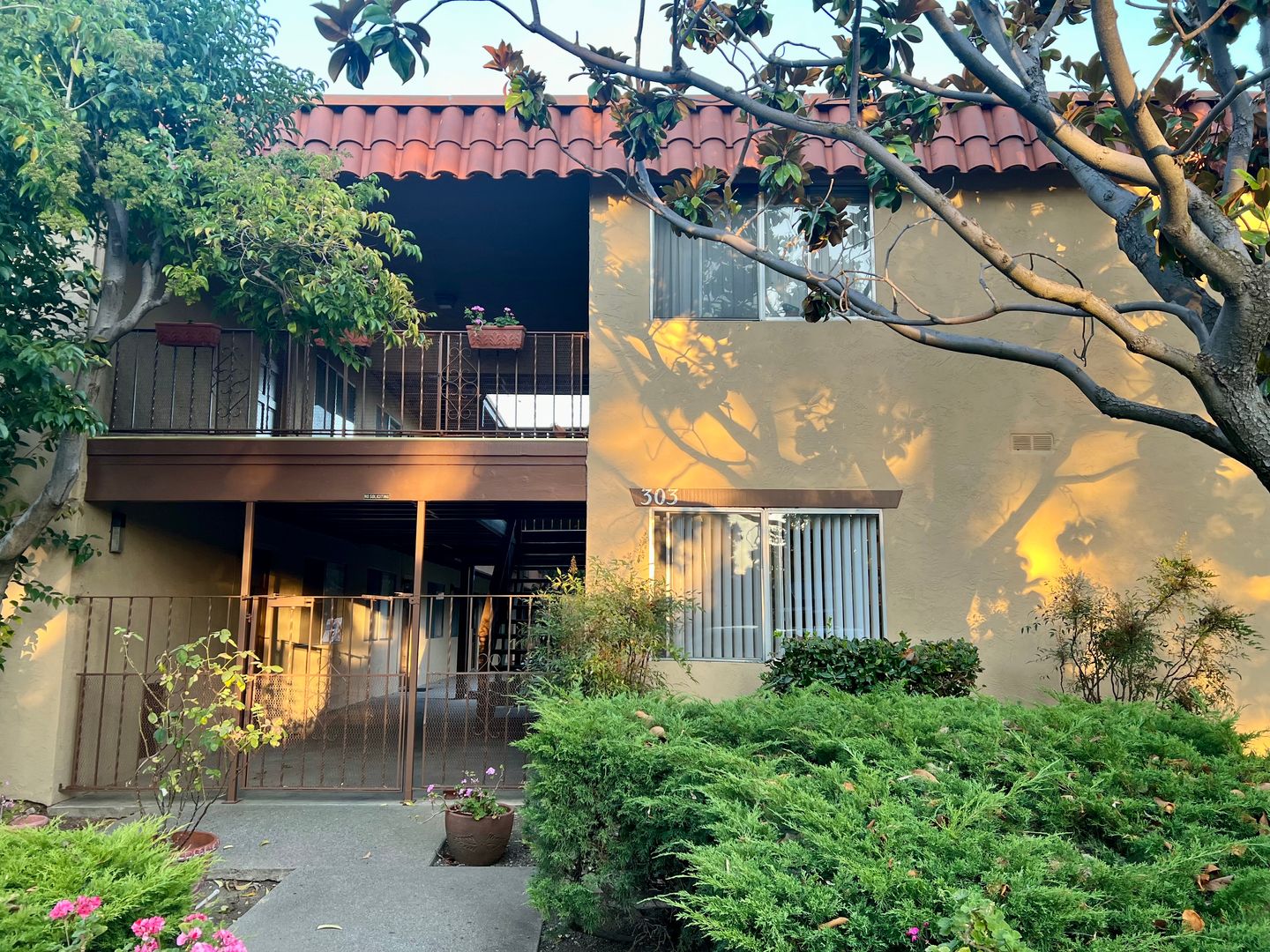 Mountain View Apartment: 303 Chiquita Avenue