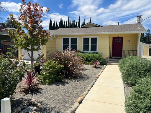 Beautiful 3 bed 2 bath home with luxury upgrades in Campbell. This is a must see.