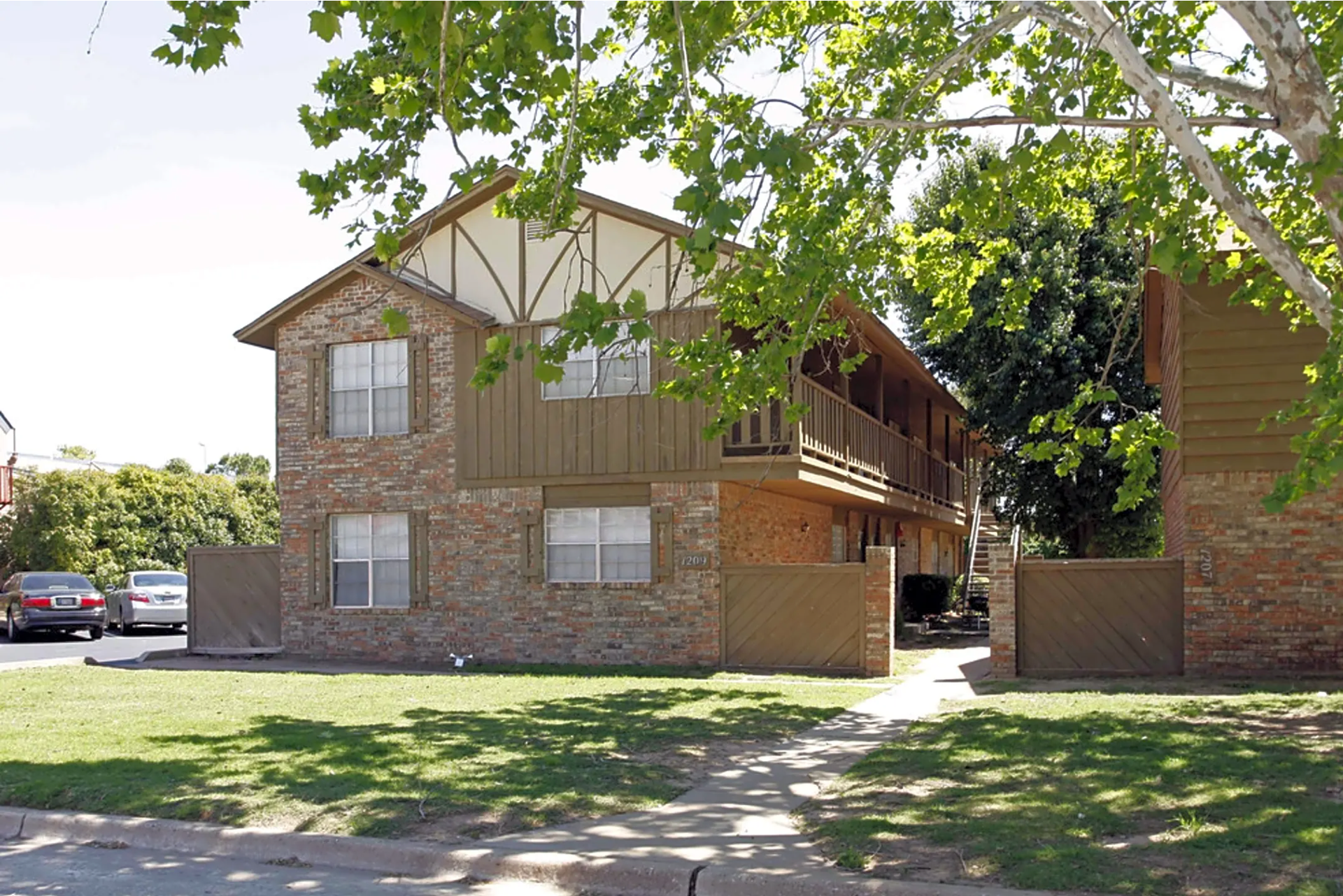 Norman Apartment: 1207 Crown Point Avenue