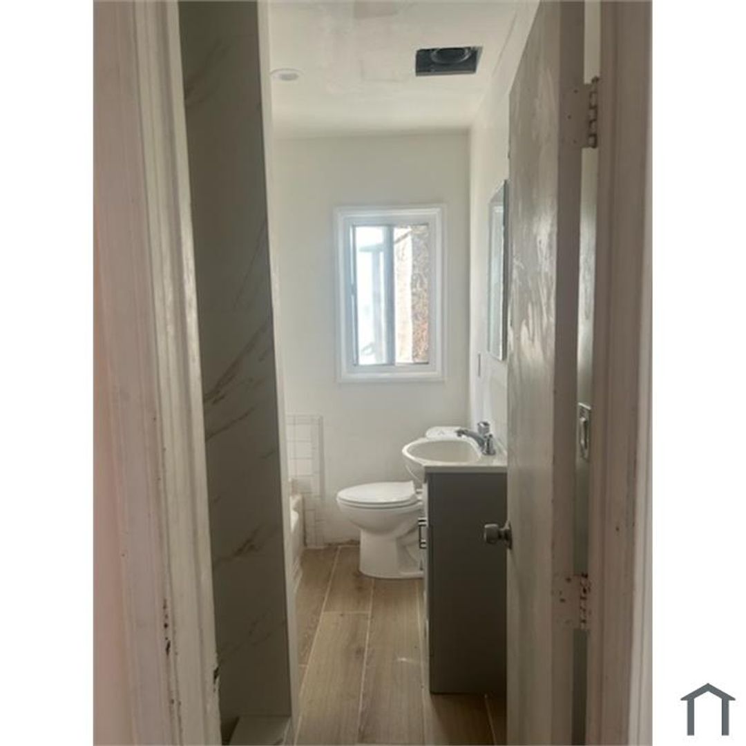 Los Angeles Apartment: 7620 S Western Ave